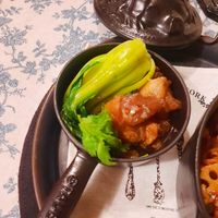 可能是燉小牛膝、火鍋和文字的圖像