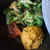 可能是燉小牛膝和文字的圖像