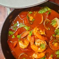 可能是西班牙大鍋飯、燉小牛膝和文字的圖像