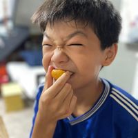 可能是 1 人和半圓形餡餅的圖像