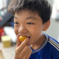 可能是 1 人、梨子和龍眼的圖像