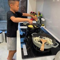 可能是 1 人、義大利麵和炒麵的圖像