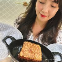 可能是 1 人、牧羊人派、豆腐和戚風蛋糕的圖像