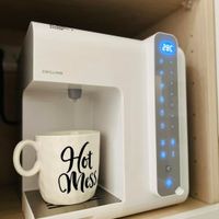 可能是咖啡機、咖啡杯、泡茶器和文字的圖像