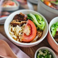 可能是麵、炒麵、豆腐、拉麵和文字的圖像