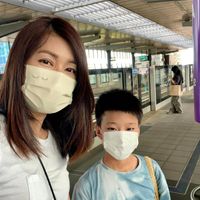 可能是 3 個人、火車和文字的圖像
