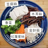 可能是火鍋、麵、香菇、豆腐和文字的圖像