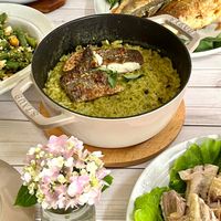 可能是鯷魚、北非小米飯和燉小牛膝的圖像