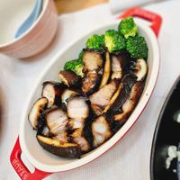 可能是拉麵、豆腐、火鍋、香菇和文字的圖像