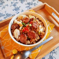 可能是西班牙大鍋飯、炒飯和文字的圖像