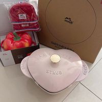 可能是草莓、紅心、杯子蛋糕和文字的圖像