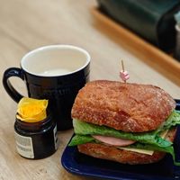 可能是總匯三明治、漢堡、雞肉三明治和文字的圖像
