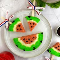 可能是西瓜、餐巾環和文字的圖像