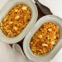 可能是西班牙大鍋飯、印度香料飯、北非小米飯和炒飯的圖像