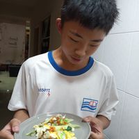 可能是 1 人、壽司和水波蛋的圖像