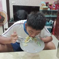 可能是 1 人和漢堡的圖像