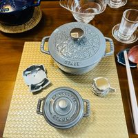 可能是泡茶器和顯示的文字是「 TAUB UB STAUB STAUD LA COCCTTE STALL STAUD 」的圖像