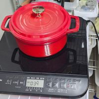 可能是慢燉鍋、泡茶器和文字的圖像