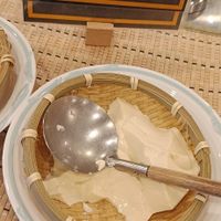 可能是粥、拉麵和顯示的文字是「手イり豆腐 毎日ホテルで 手作りもています。 手イりして国ホテル 豆腐は、 テス ሀዱ 4 Kar 」的圖像