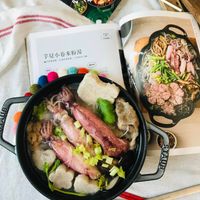 可能是燉小牛膝、粥、拉麵、火鍋和文字的圖像