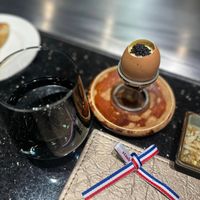 可能是舒芙蕾、飲料和文字的圖像