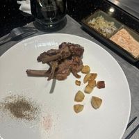 可能是肉排和燉小牛膝的圖像