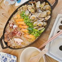 可能是拉麵、麵、西班牙大鍋飯、火鍋、豆腐和文字的圖像