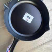 可能是‎顯示的文字是「 ‎STAUB STAUB 담 queas CRUN م stanb‎ 」‎的圖像