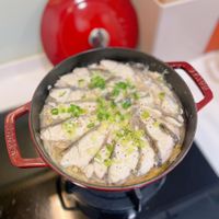 可能是豆腐、火鍋、麵和粥的圖像