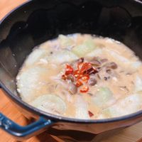 可能是粥、香菇、豆腐和歐姆蛋的圖像