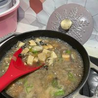 可能是香菇、粥、豆腐、拉麵和文字的圖像