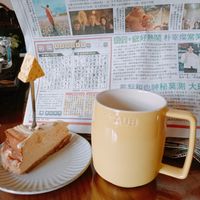 可能是 4 個人、咖啡杯、戚風蛋糕和文字的圖像