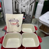 可能是 1 人和顯示的文字是「 staub มง Ceramique tN Staub รา 小卷米粉 STAUB STAUR STAUB 」的圖像