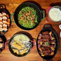 可能是炒麵、西班牙大鍋飯、肉排和炒飯的圖像