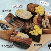 可能是炸丸子、豆腐和顯示的文字是「玉米鮪魚 請燒星饅 玉米肉鬆 豆皮壽司 堅果沙拉 玉米鮪魚星饅 吸 日式燒肉」的圖像