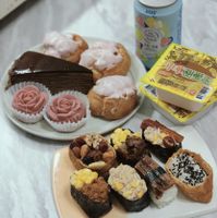 可能是半圓形餡餅、蛋糕和文字的圖像