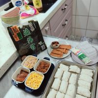 可能是豆腐、壽司、炒飯和文字的圖像