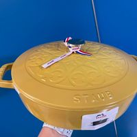 可能是鬆餅機和顯示的文字是「 staub tash staub STAVE EE 8 staut D 」的圖像