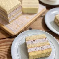 可能是戚風蛋糕、豆腐和顯示的文字是「 STAUB SIAUE 」的圖像