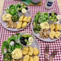 可能是椰子馬卡龍、豆腐和炸丸子的圖像