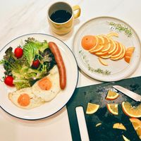 可能是水波蛋、煙燻鮭魚和文字的圖像