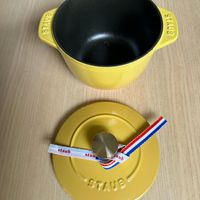 可能是‎顯示的文字是「 ‎STAUB STAUE AC SYAUS staub ub צ.קל ടാടല‎ 」‎的圖像