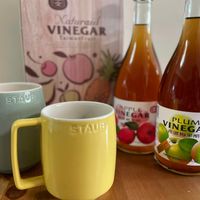 可能是蘋果、飲料、藥物和文字的圖像