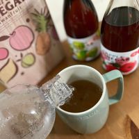 可能是藥物、茶和顯示的文字是「 Natu VINEGA VINEGA TaiwanFrult Taiw 0 Hiere MADE WE TAUE 」的圖像