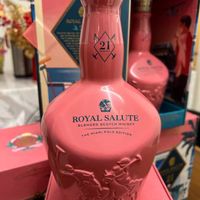 可能是‎香氛和‎顯示的文字是「 ‎االلاوا 21 YEASIOLE ROYAL ROYALSALUTE SALUTE BLENDED SCOTCH WHISKY THE MIAMI POLO THEMIAMIPOLOEDITION EDITION‎ 」‎‎ 的圖像
