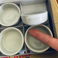 可能是咖啡杯和顯示的文字是「 GAUE mlmomo.co www.momo.com www.momo.com 」的圖像