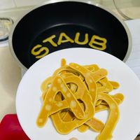 可能是鬆餅機、食物和顯示的文字是「 STAUB 」的圖像