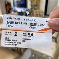 可能是票根和顯示的文字是「 2024/06/08 車次Train830 n830 台南 台南13：41 13:41 → Tainan 嘉義 13:58 Chiayi 標準廂 Std. Std.Car Std.Car2 Car 2 成人 NT$280 NT$280信用卡 信用卡 11-1-10-0-160-0188 -160-0188 2024/06/08發行 座位 6A Seat 06303890 乗客1 」的圖像