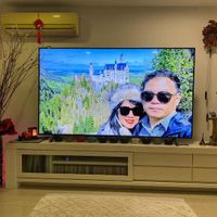 可能是 2 個人、電視、客廳和室內的圖像