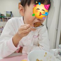 可能是 1 人、炸丸子和顯示的文字是「 S 」的圖像
